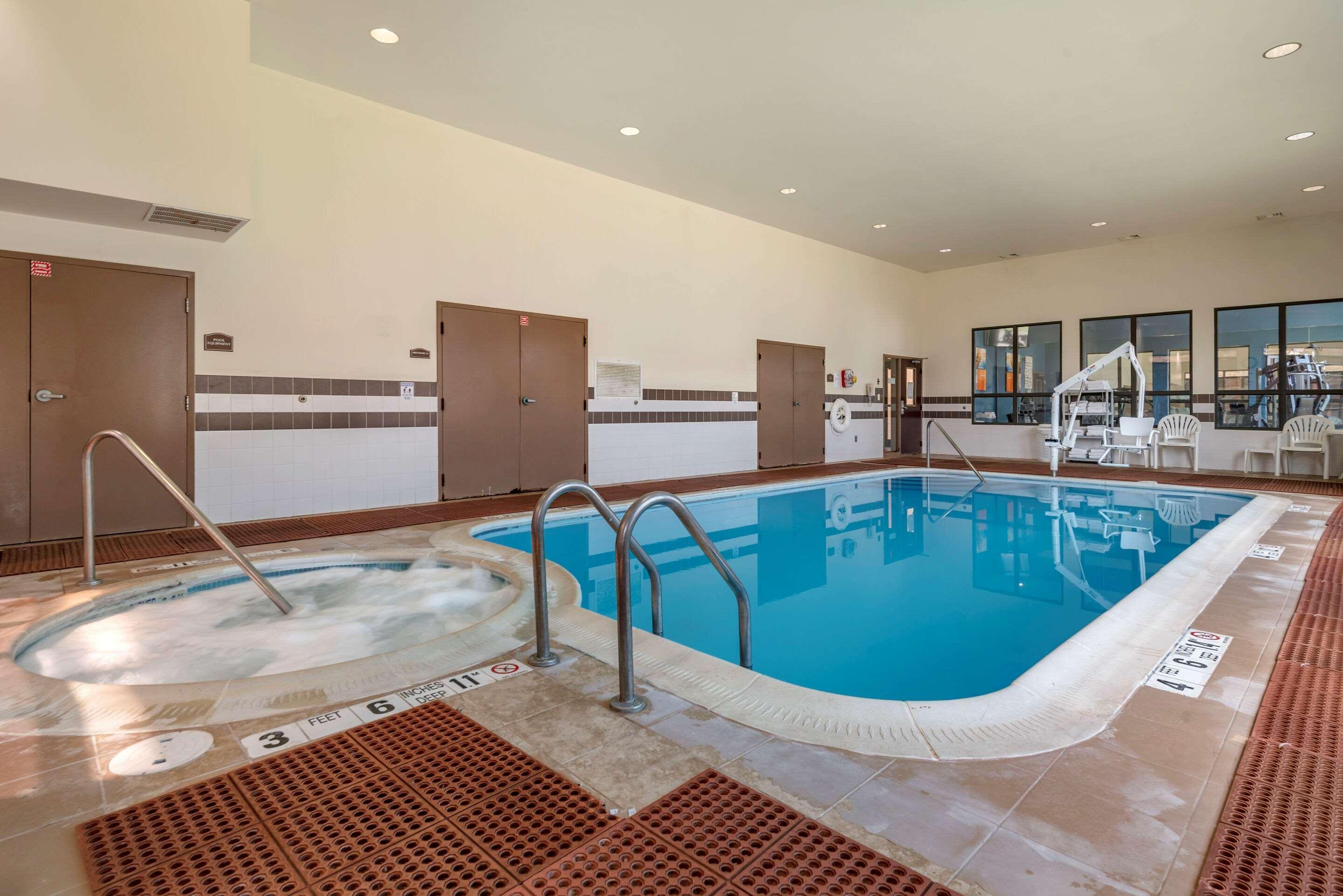 Comfort Inn & Suites Farmington - Victor Buitenkant foto